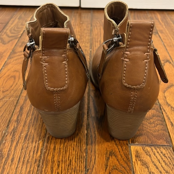 DV by Dolce Vita Booties - Picture 4 of 12